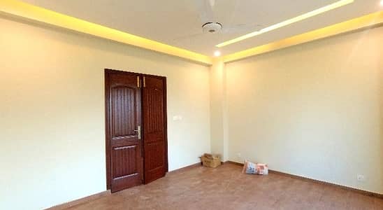 13 Marla Flat In Central Askari 11 - Sector D For rent