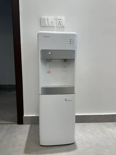 Gree Water Dispenser – Hot & Cold – Excellent Condition