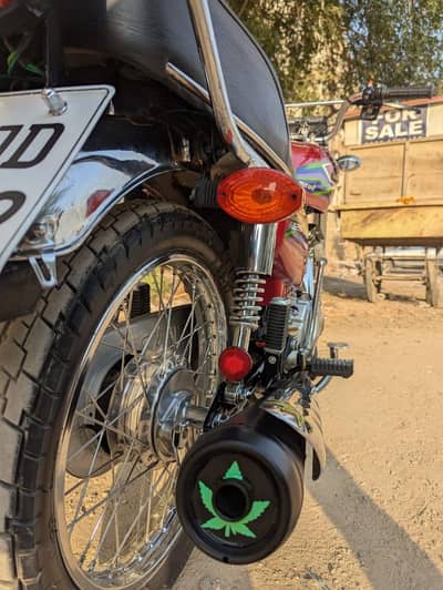 honda 125 / 2016 model 17 Ka sticker hai/ +03291198926
