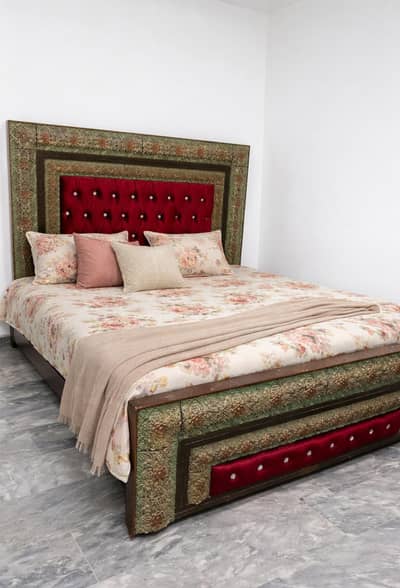 Queen Bed , 2 side tables , 1  dressing table