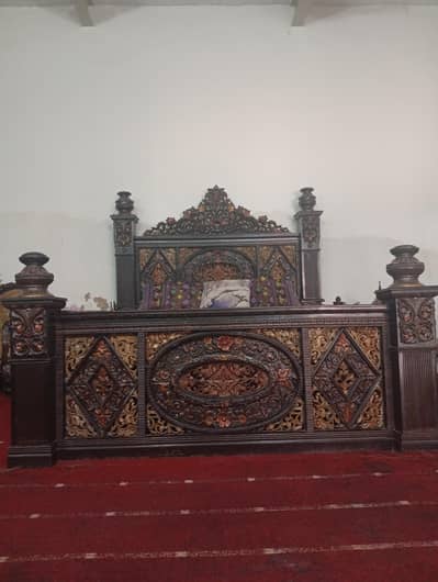 wood bed colour golden and brown