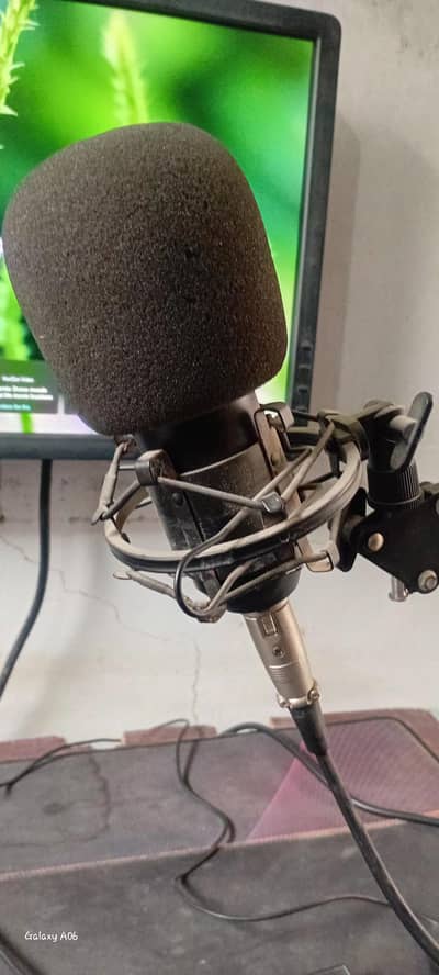 Professional Condenser Mic with Stand – Perfect for Gaming & Recording