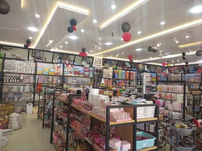 sales man dollar shop