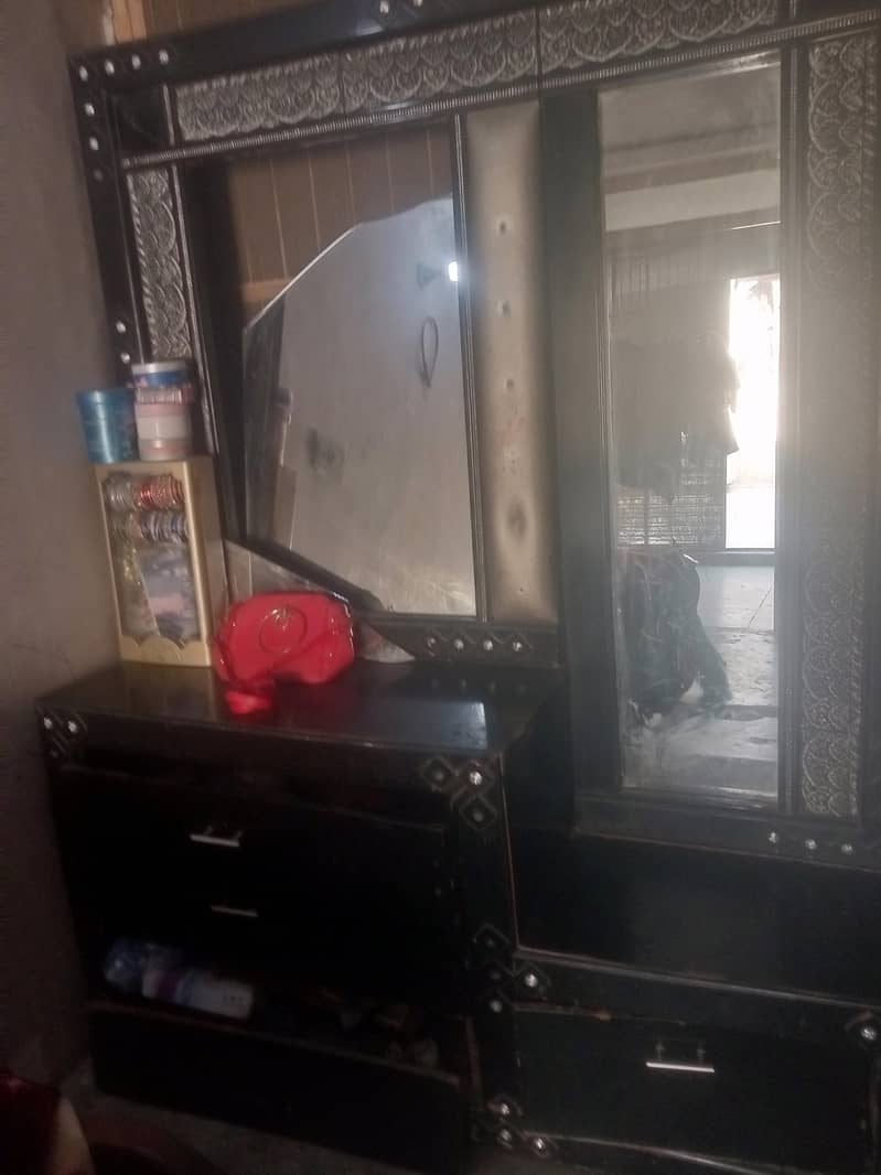 bad dressing side table 0