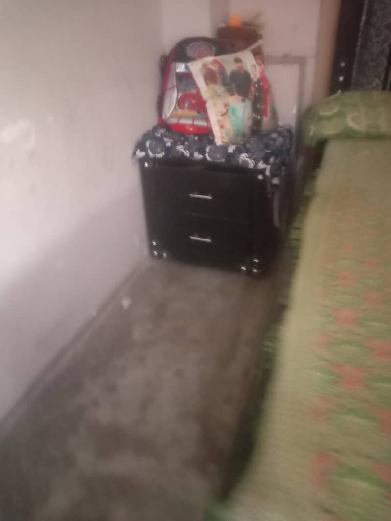 bad dressing side table 1