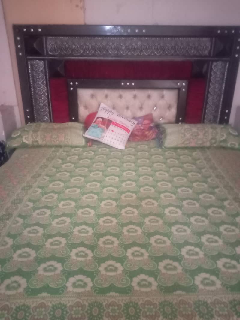 bad dressing side table 3