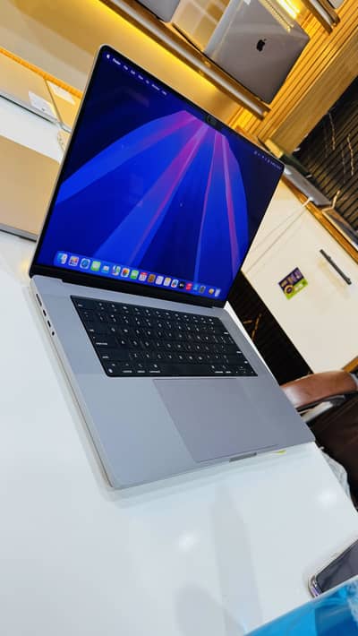  MacBook Pro 2021  (16-inch)  Chip: Apple M1 Pro