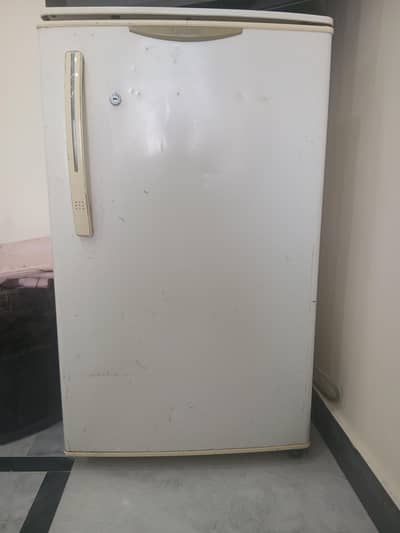 Room refrigerator