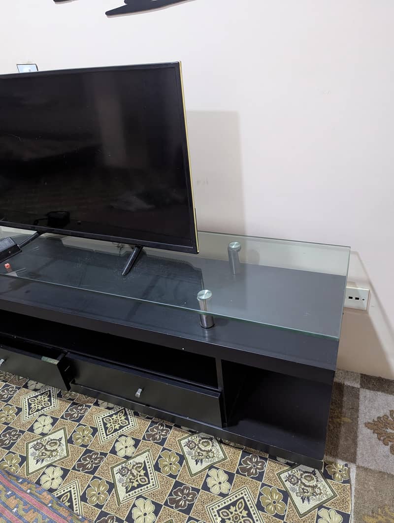 TV LCD TABLE 1