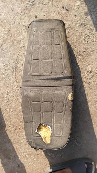 Honda 125 Down model seat achi condition me hain cover new lagy ga bs
