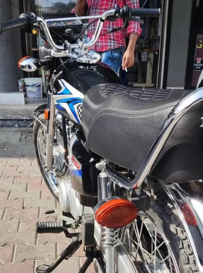 Honda 125 black colour