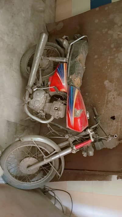 Honda 125 for urgent sale contact 03354588529