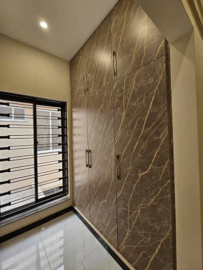 10 MARLA PORTION GULBAHAR AVALIABLE FOR RENT IN BAHRIA TOWN LAHORE WITH GAS.