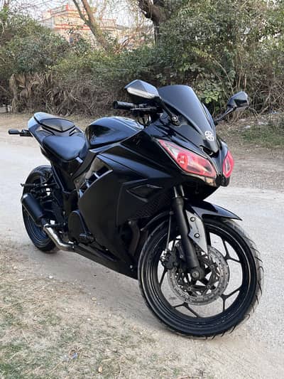 Kawasaki zx300 400cc for sale mint condition contact me on WhatsApp