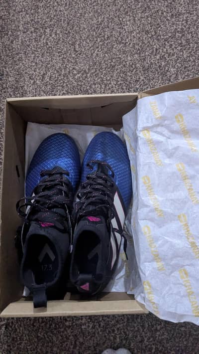 Adidas Shoes UK size 6 (1/2)