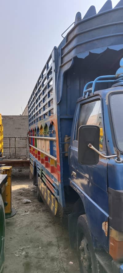 Mazda 3500 Body 16 Fot . . .