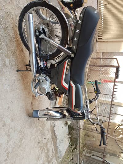 One hand use orignal saman 2nd day change krlia tha Red colour hai.