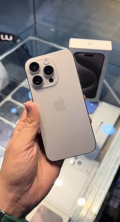iPhone 15 pro Natural Titanium