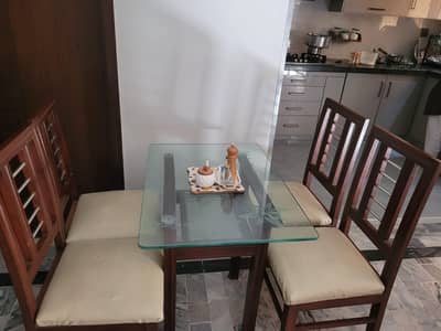 Oak-wood 4-seater Dining table