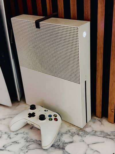 10/10 condition xbox one s 1 TBwith builtin package games