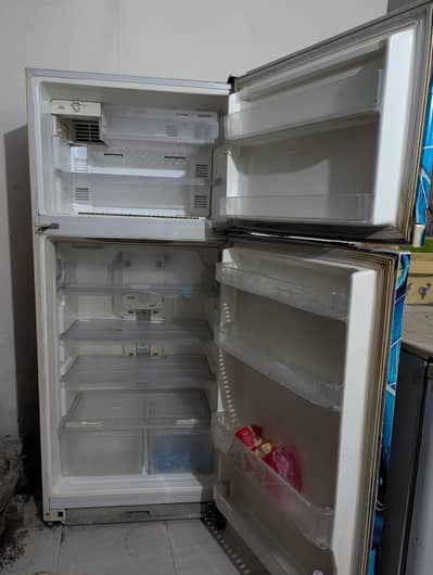 Fridge for sell in Running condition behtreen Colling krta hy