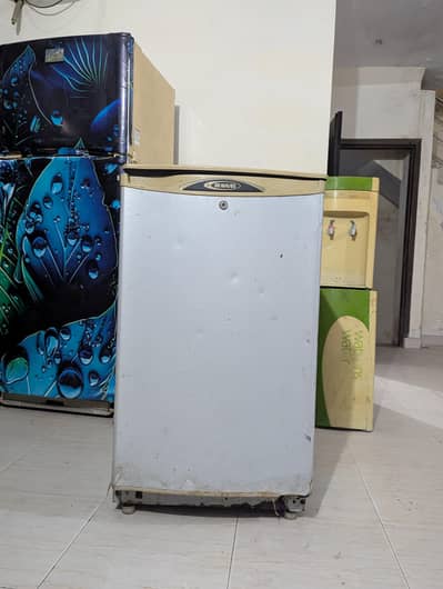 1 Door fridge for sell in running condition behtreen Colling