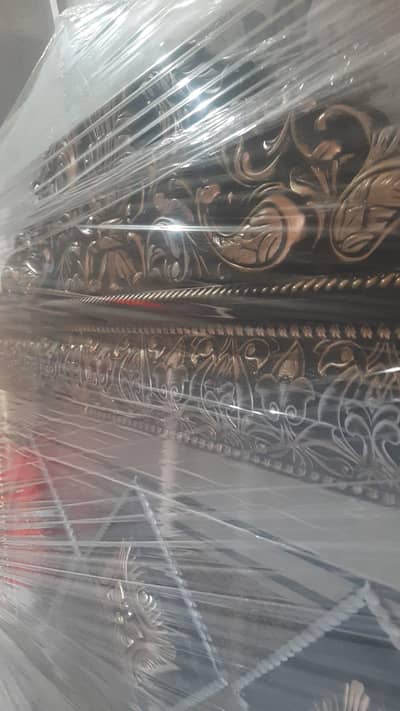 bed,dressing table,showcase