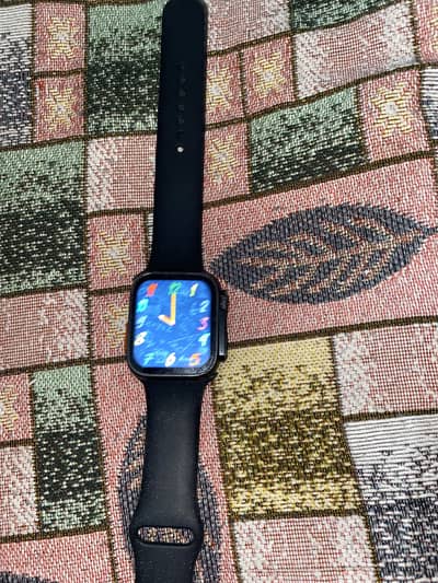 smart watch with charger 10/10 condition