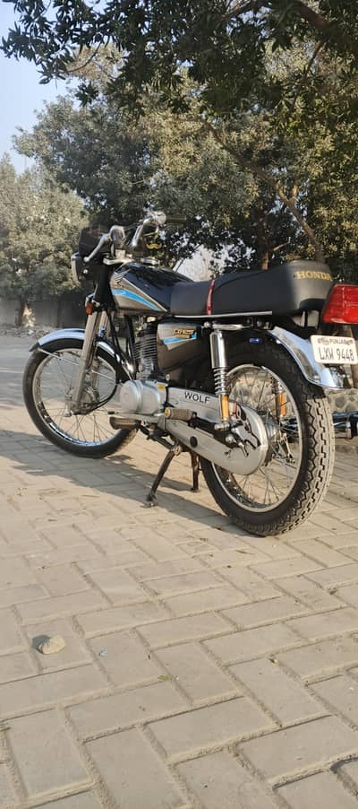 Honda 125 2001 model old is Gold