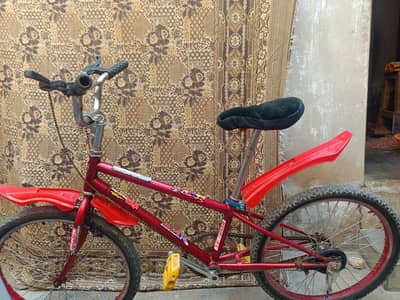 Red Color ki Mazboot aur Stylish Cycle - Urgent Sale.