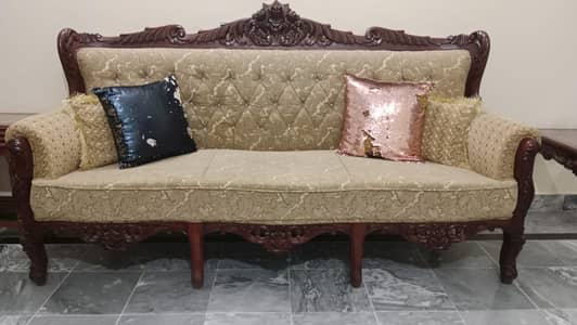 5 seater chinioti sofa set wiith 3 glass tables in excellent condition