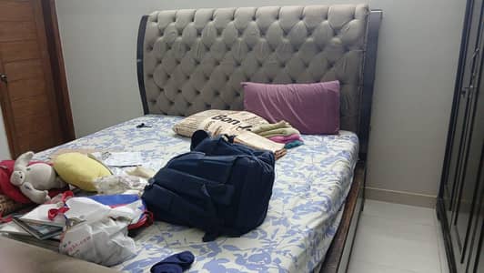 bedroom set for sell without mattress