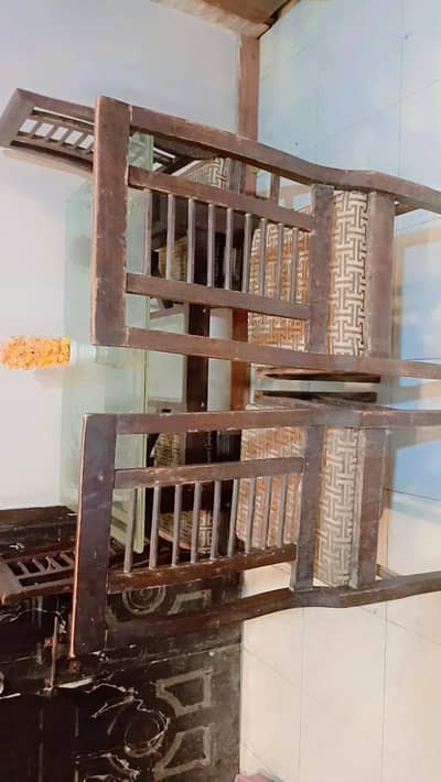 DINING TABLE IN 7K BECAUSE  IPOLISH NEED  CONDITION :10/8 with 4 chair