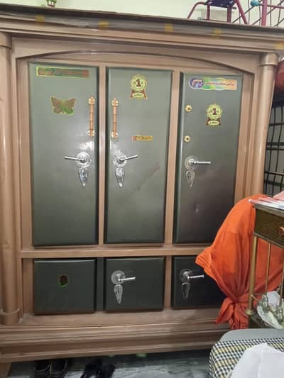full size iron almari ha bilkul new jasi ha jga ni ha rakhny ke