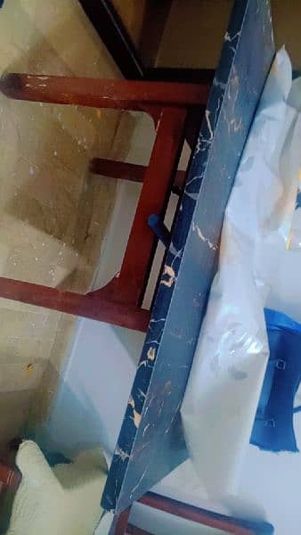 dinning table wid 4 chairz