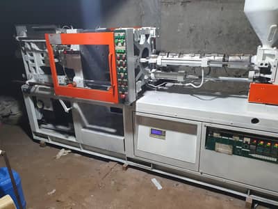 injection moulding machine pr km krne ke Liye helper ki zrurat ha