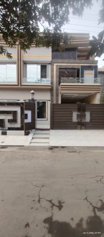 10 Marla brand new 6 beds house near ucp and shoukat khanum