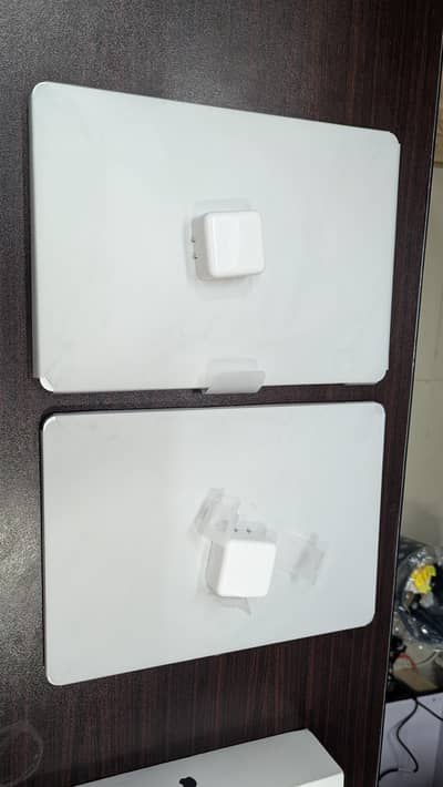 MacBook Air M4 2025 13.3" 16/512 Non active with original charger