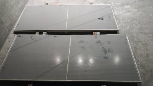2 solar panels for sale each panel 300 watt