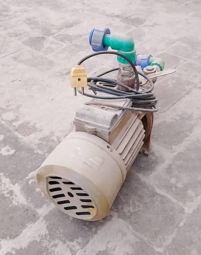 Sarkari pani ki motr.