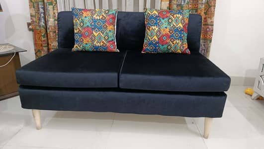 4 seater   sofa  2 def   colour  .