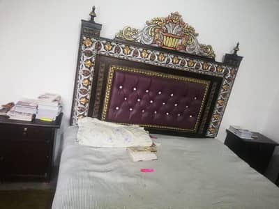bed aur side table