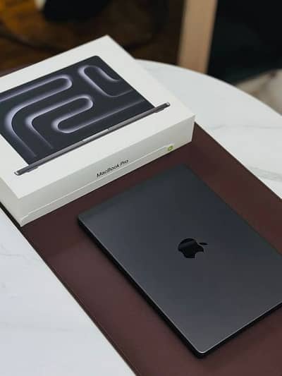 Apple MacBook pro M2 Max 1TB with complete box