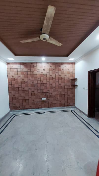 0321 86 10 688 Beautiful 6 Marla Lower portion separate suigas/electric/motor/tanki/Gate sb kuch alag sy hai