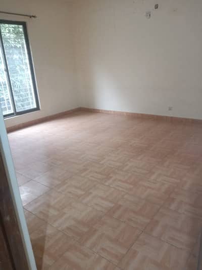 1 Kanal Upper Portion Available For Family