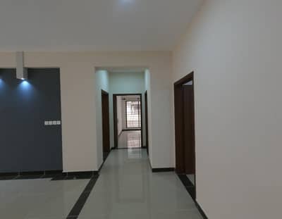 Flat Of 3000 Square Feet Is Available In Contemporary Neighborhood Of Cantt