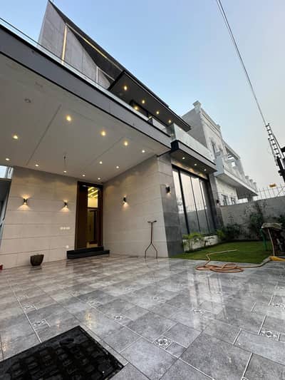 10 Marla Neat and Clean 3rd House to Park Modern House available for Rent