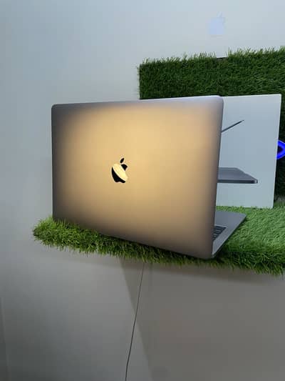 MacBook Pro 2019 13” i5 8GB 256GB – 110K | 03215984936
