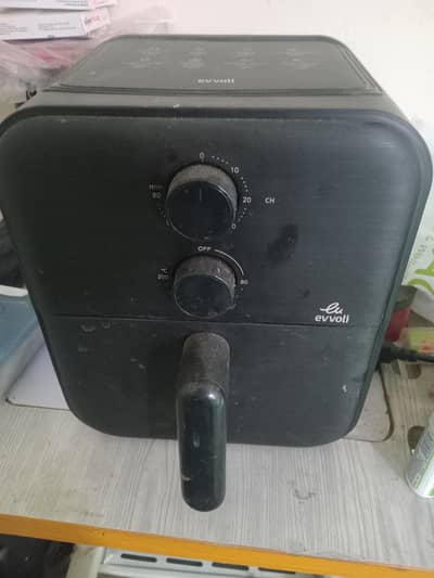 Air frier 4L slightly uses from Dubai.    Contact 03282352193