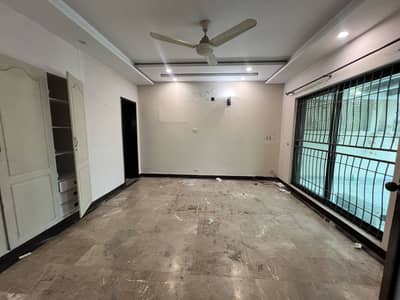 1 KANAL HOUSE FOR RENT _ DHA PHASE 4 (HOT LOCATION)